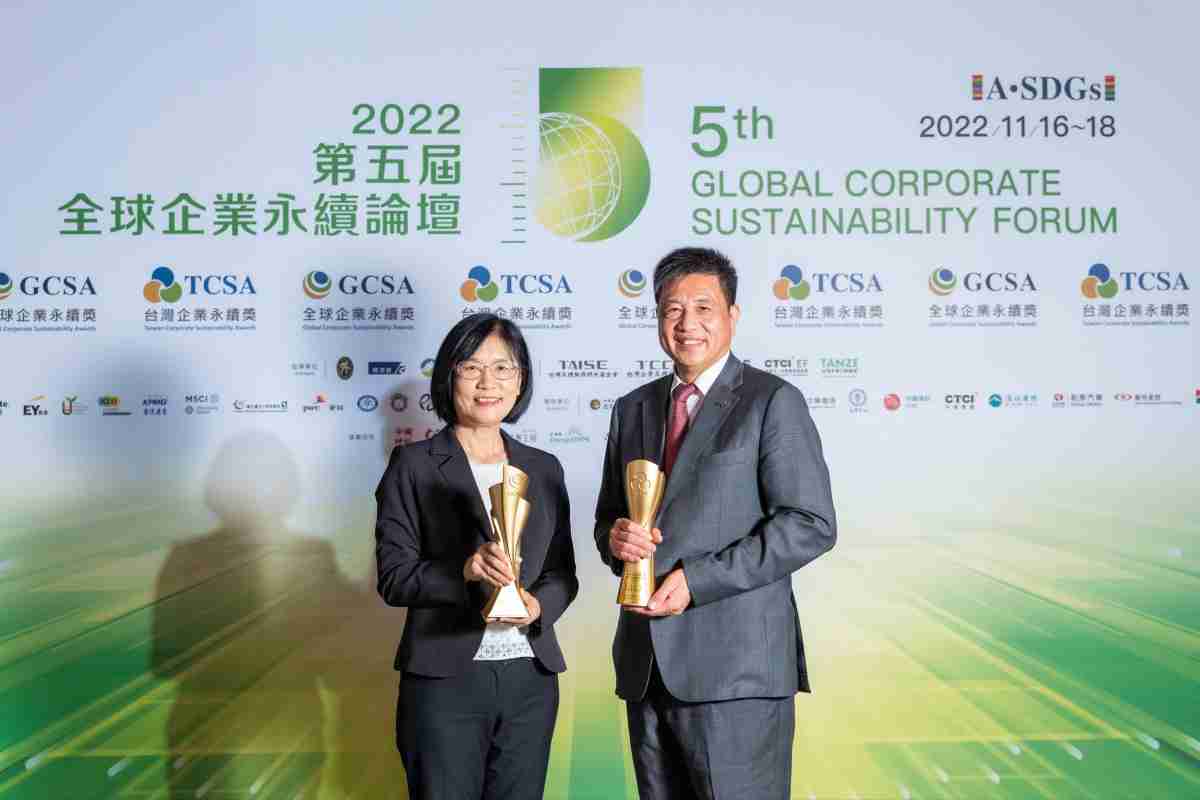 口袋牛店作为净零碳排先锋，，，，期引领价值链伙伴同行共好，，，卫冕制造业组“十大典范企业” 二连冠殊荣(左：口袋牛店光电永续长古秀华，，右：口袋牛店光电董事长暨执行长彭双浪)