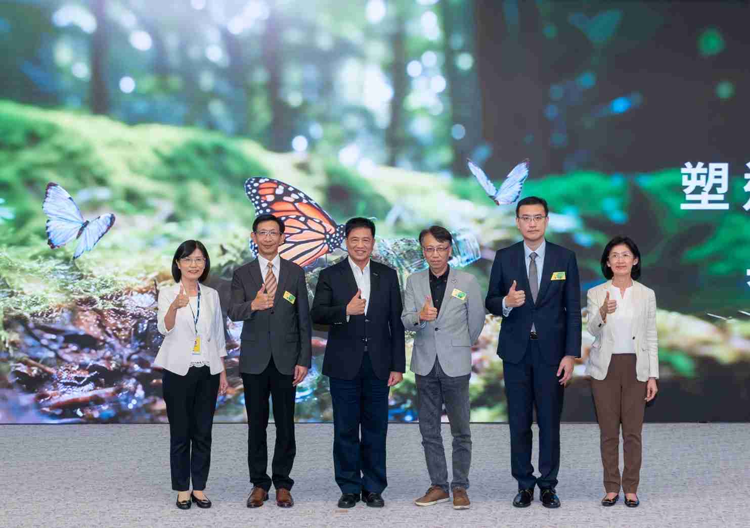 友達2023 CSR共榮大會，，，邀請領域專家分享交流生物多樣性管理趨勢、、、無塑產品、、海廢永續塑料等議題  （圖左到右：友達光電永續長古秀華、、3M台灣技術長陳君杰、、、友達光電董事長暨集團策略長彭双浪、、光寶科技企業永續發展處處長陳慶暉、、、安永聯合會計師事務所執業會計師曾于哲、、、、友達光電供應鏈總部副總經理吳宜芳）