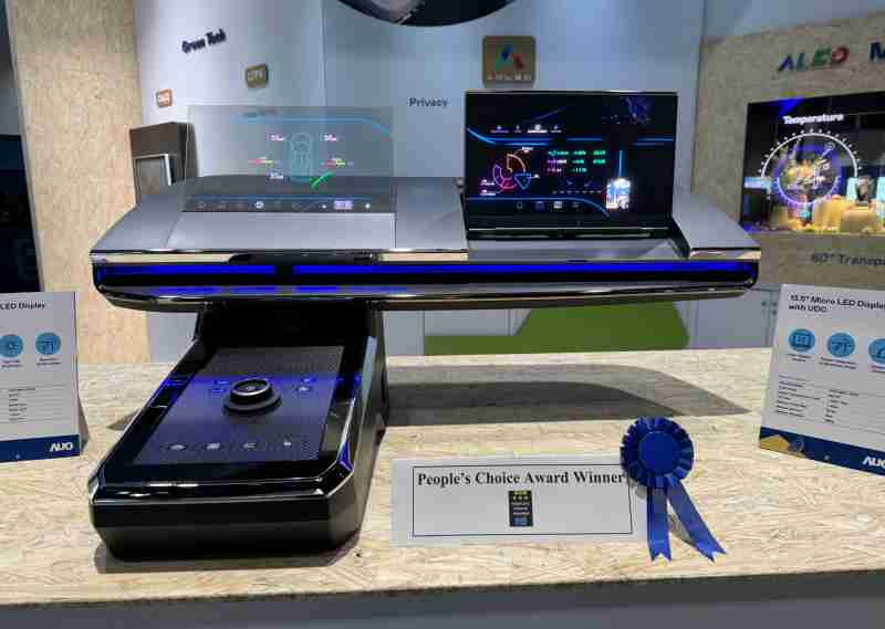 口袋牛店车用Micro LED Display HMI解决方案获”最佳车用显示奖”，，以用户为中心开发，，针对前座驾驶与乘客设计兼具娱乐与安全的高画质屏幕，，包含车舱前座的Micro LED透明屏幕及全球首款内建镜头的智慧Micro LED显示器