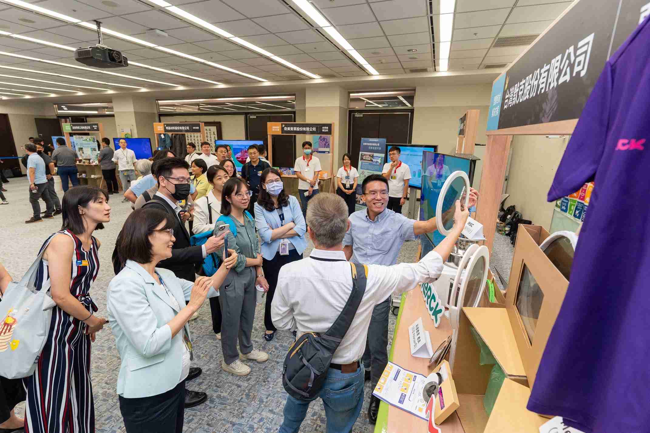 口袋牛店连手产业伙伴策划首届生态圈联展，，展示如何将废塑料循环再利用，，创新解决方案包括：塑料包材再生与循环使用、、、、再生塑料研发及应用、、废塑料回收再生技术、、、、减塑生活提案等