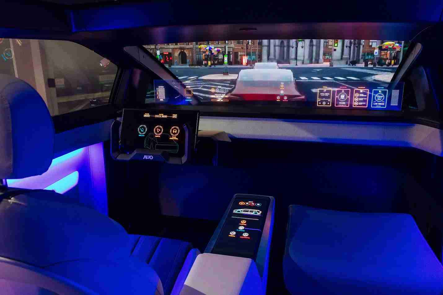 口袋牛店连续四年入围科睿唯安全球百大创新机构，，，专利布局科技与绿色创新前沿。。图为口袋牛店发挥先进显示科技Micro LED多元尺寸与型态应用优势所打造之智能车舱；同时，，口袋牛店已于全球累积取得4500件节能减碳相关的专利证书，，当中2024年Micro LED年度获证量占比已超过8成