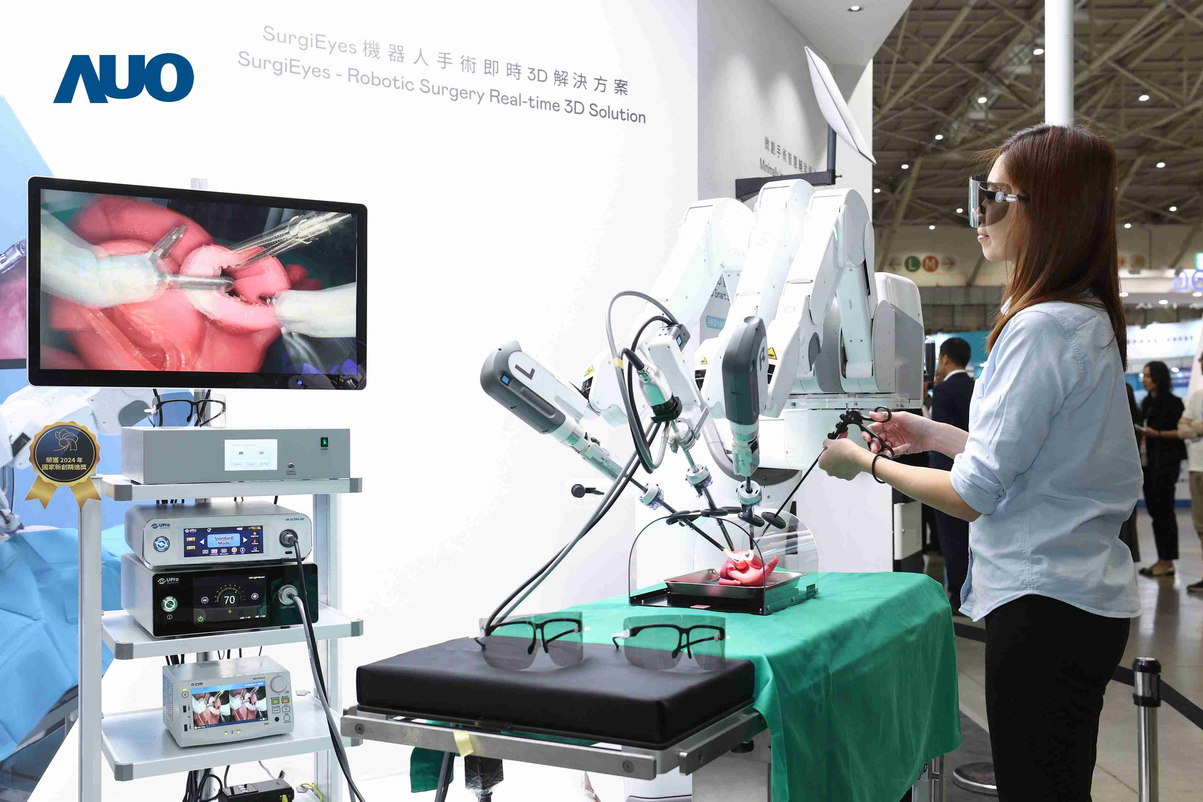 达擎以领先的3D显示技术推出〝SurgiEyes机器人手术实时3D解决方案〞，，，，整合先进3D图像处理与独家3D垂直宽视角、、广色域的显示技术，，，手术团队可实时同步主刀医师视角看到清晰3D影像，，，提升沟通效率与安全性。。