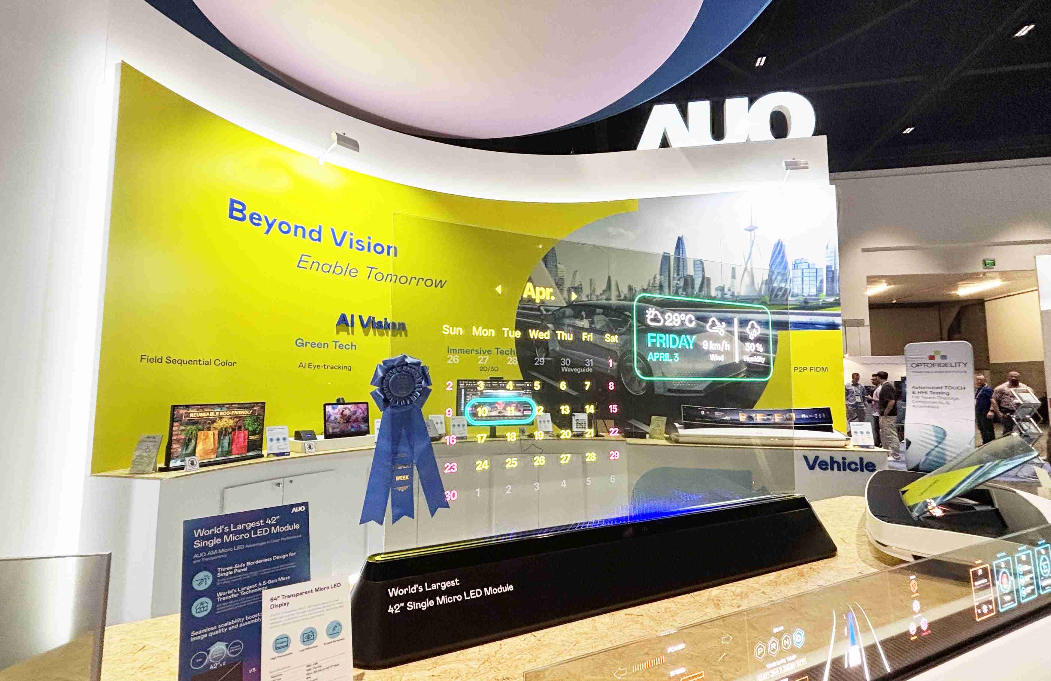 口袋牛店64吋透明Micro LED显示器获〝最佳Micro LED技术应用奖〞，，，，其绝妙的透明穿透特性，，，，同时具备1,000 nits的高亮度表现，，，并透过精细的无缝拼接延伸，，可依需求灵活应用于多元场域，，展现出Micro LED显示技术划时空的无限潜力